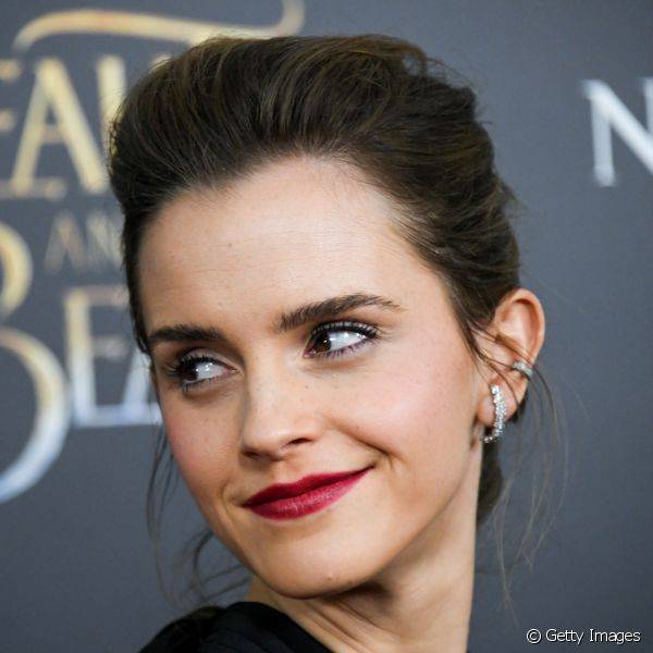 Emma Watson é fã de batons vermelhos e sua maquiadora tem um truque simples para fixar a intensificar a cor nos lábios (Foto: Getty Images)
